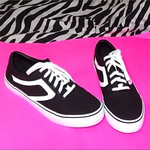 Tennis shoes